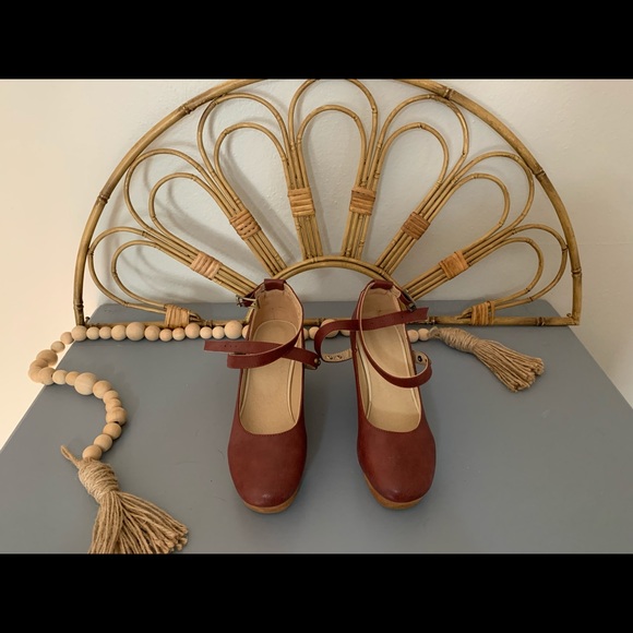 Unique Clog Shoe - Picture 2 of 6